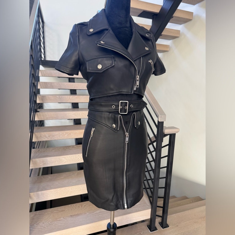 Chic Black Leather Outfit with Zipper Accents - Picture 4 of 8